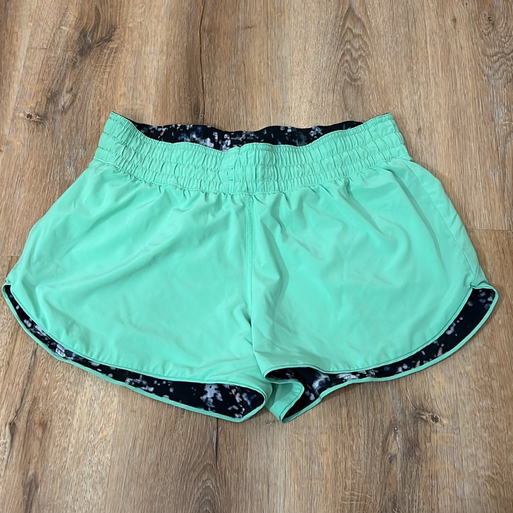 Lululemon Choose A Side Short *3" in Pixel Haze Multi Black/ Dragonfly in Size 8